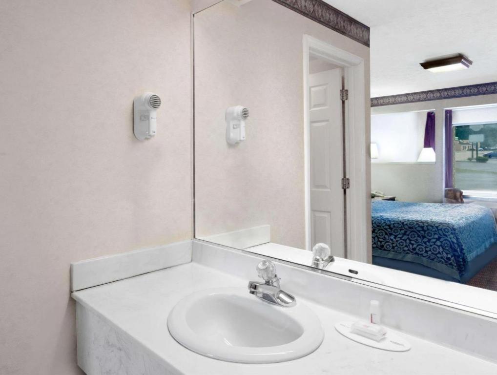 Days Inn By Wyndham Morristown Exteriör bild